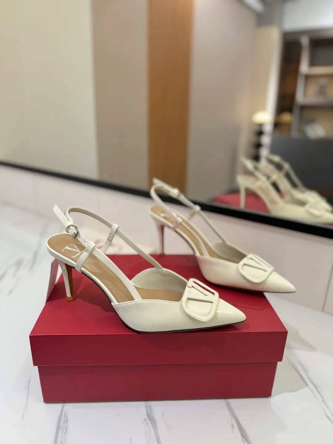 💕💕Factory direct selling price p520💕💕 Valentino launches a new series of sandals, sandals with pointed toe V-buckle sandals. The upper part of the foot is very pedicure-like. The key point is that it is very good and easy to control. It does not grind or tire your feet. It is a walking artifact! Metal VLOGO diamond buckle elements, full of high-end sense! It became sweet instantly.  The avant-garde VLOGO SIGNATURE shoe series interprets VALENTINO GARAVANI's candid attitude. Valentino Garavani V logo back hollow sandals with VLogo Signature decoration, platinum tone VLogo Signature decoration! Upper: imported patent leather Lining: imported goatskin Outsole: Italian leather outsole Heel height: 8cm Size: 35-39 (34-40-41-42 customized size)